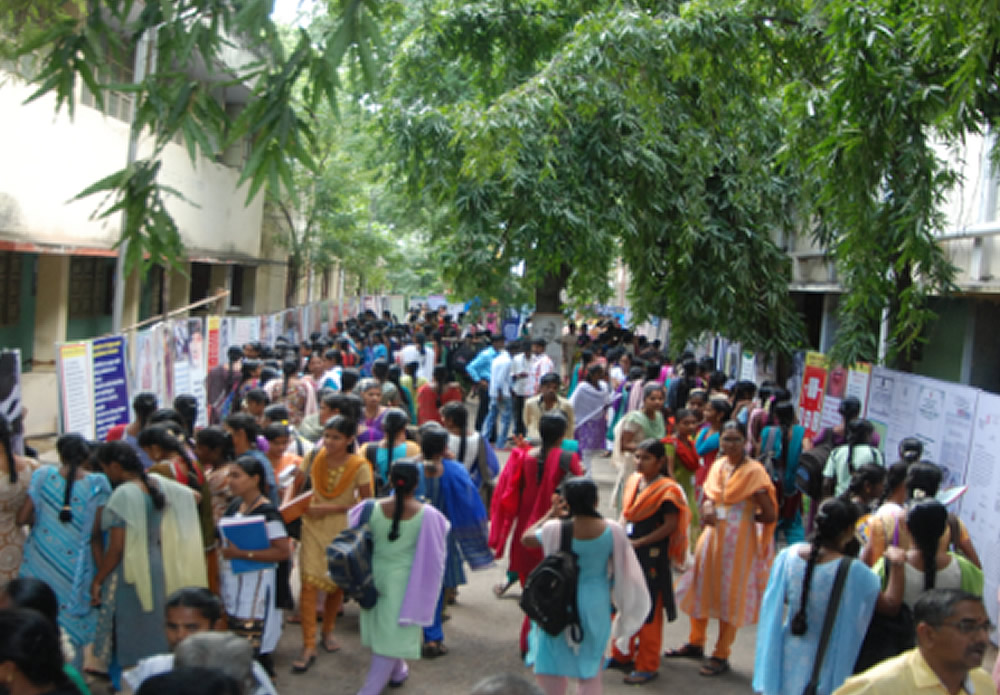 Madurai-Colleges-viewing-the-Exhibition